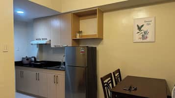 Een koelkast, een kookplaat, een koffiezetapparaat/waterkoker