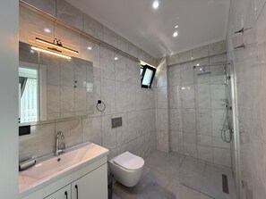 Dusche, Haartrockner, Handtücher, Seife