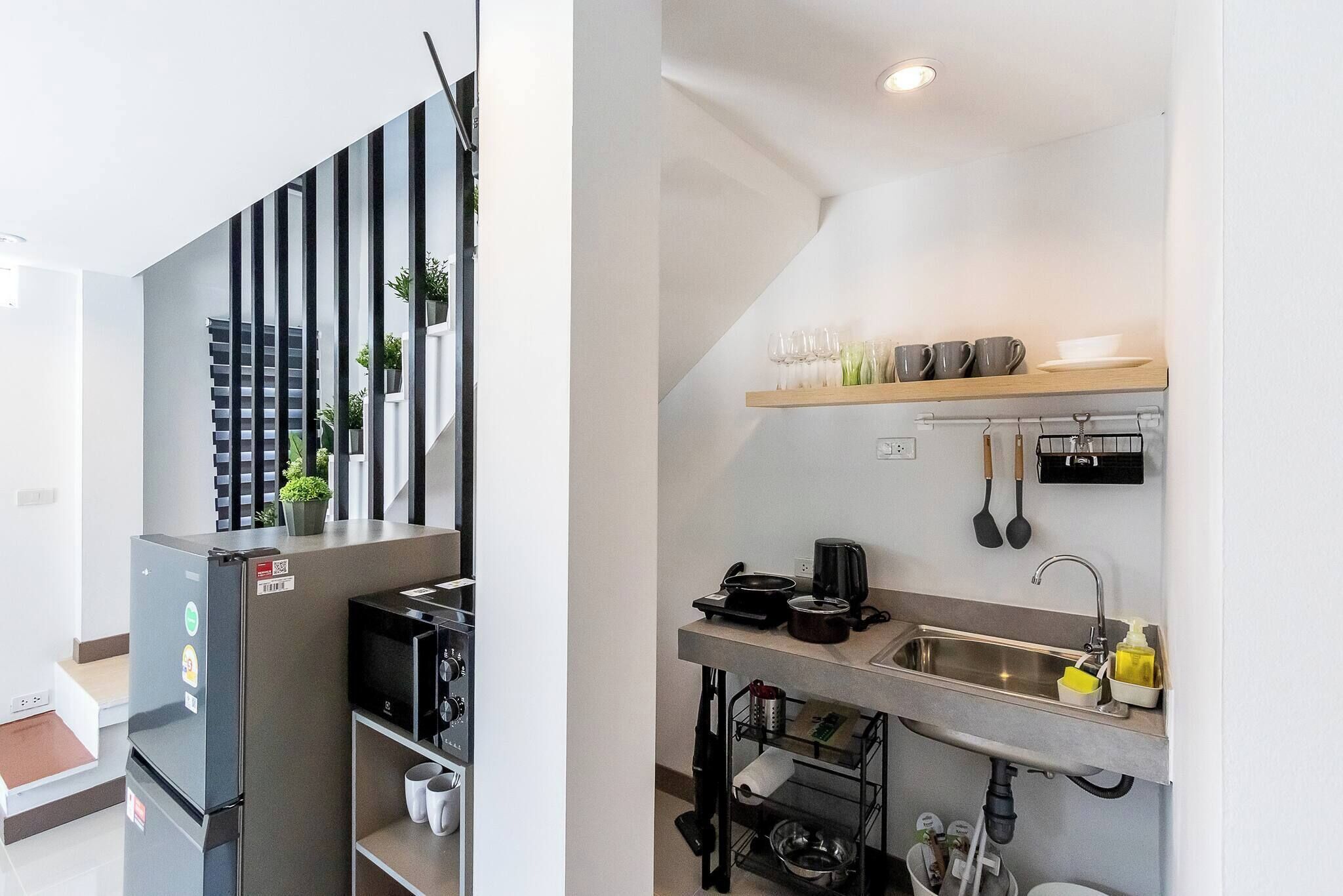 Fridge, microwave, stovetop, cookware/dishes/utensils
