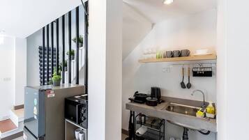 Fridge, microwave, stovetop, cookware/dishes/utensils