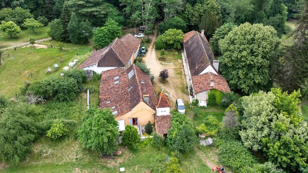 An aerial view of a residential area with houses, a dirt path, and surrounding greenery. - Domaine de La Contie – 17th-Century Chartreuse in the Heart of 20 Hectares of Nature (Issac)