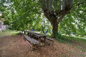 Outdoor dining - Domaine de La Contie – 17th-Century Chartreuse in the Heart of 20 Hectares of Nature (Issac)