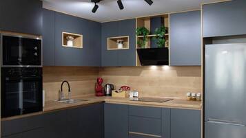 Kühlschrank, Mikrowelle, Ofen, Herdplatte