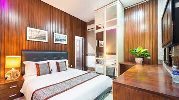 Deluxe Double Room | Desk, bed sheets