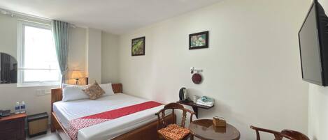 Habitación Deluxe doble | Escritorio y ropa de cama