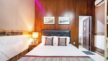 Deluxe Double Room | Desk, bed sheets