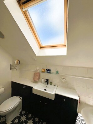 مجففات شعر، مناشف، صابون، ورق حمّام