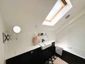 مجففات شعر، مناشف، صابون، ورق حمّام