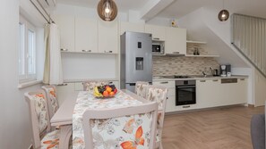 Kjøleskap, mikrobølgeovn, ovn og oppvaskmaskin