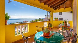 Outdoor dining - Apartman Mariana by Villas Guide (Icici)