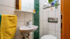 Een douche, een haardroger, handdoeken