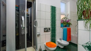 Een douche, een haardroger, handdoeken