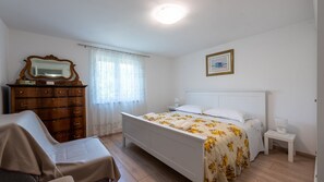 3 室のベッドルーム、アイロン / アイロン台、WiFi (無料)、ベッドシーツ