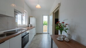 冷蔵庫、電子レンジ、オーブン、コーヒー / ティーメーカー