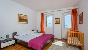4 bedrooms, iron/ironing board, free WiFi, bed sheets