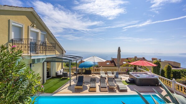 Unclassified image, 1 of 1, button