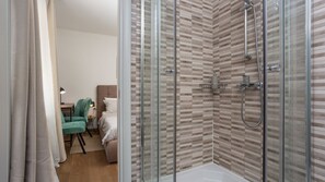 Dusj, hårføner og håndklær