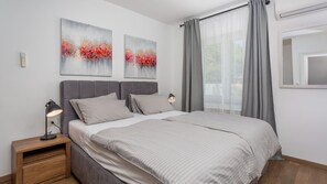 4 bedrooms, iron/ironing board, free WiFi, bed sheets