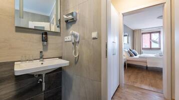 Deluxe Room, City View | Bathroom