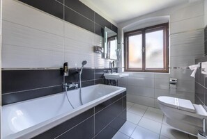 Luxury Room, City View | Bathroom