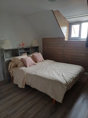 2 bedrooms, travel cot, free WiFi, bed sheets
