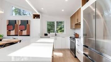 Køleskab, mikrobølgeovn, ovn, kogeplade