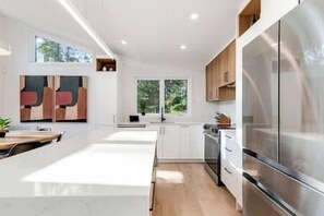 Køleskab, mikrobølgeovn, ovn, kogeplade