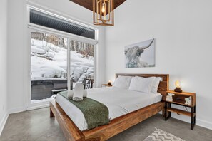 5 bedrooms, desk, iron/ironing board, travel cot