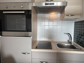 Réfrigérateur, four, plaque de cuisson, cafetière/bouilloire