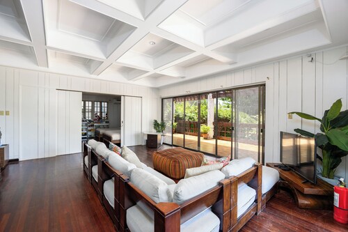 Anza Mactan Beach House 5 bedroom Villa w/ Private Pool & Beachfront