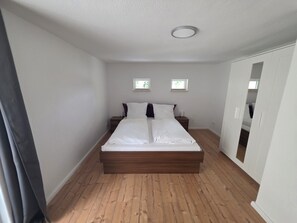1 chambre, fer et planche à repasser
