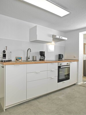 冷蔵庫、電子レンジ、オーブン、コンロ