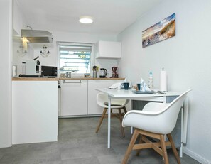 Fridge, microwave, oven, stovetop - Cozy vacation apartment "Küstenkind" in a rural location in Groß Strömkendorf. (Groß Strömkendorf)