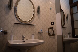 Sèche-cheveux, bidet, serviettes fournies, savon