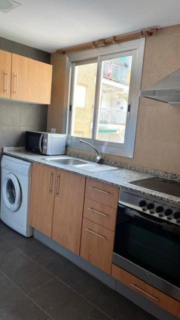 Microondas, horno y placa de cocina