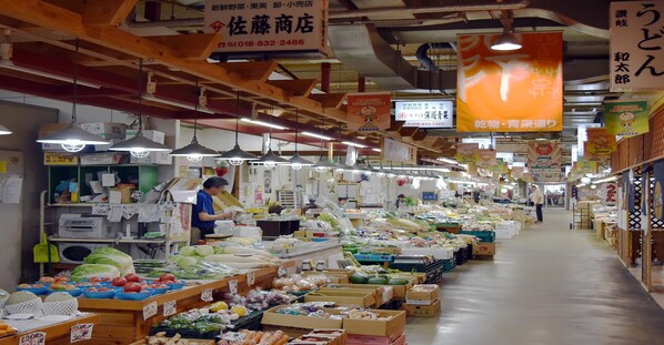 An indoor market with various stalls selling fresh produce and packaged goods. - Hotel Pearl City Akita Kawabata (Akita)