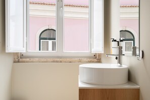 Een douche, een haardroger, handdoeken