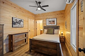 1 bedroom, iron/ironing board, free WiFi, bed sheets - Cottage 8 - Why Knot (Ridgeland)