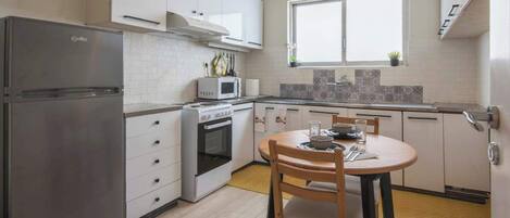 Frigorifero, microonde, forno, piano cottura