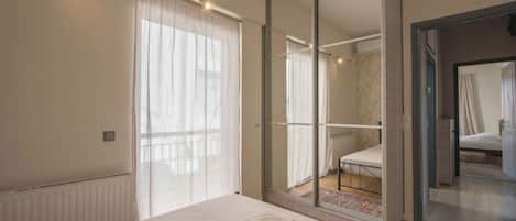 2 عدّة غرف نوم ومكواة/لوح كي وواي فاي وملاءات أسرّة