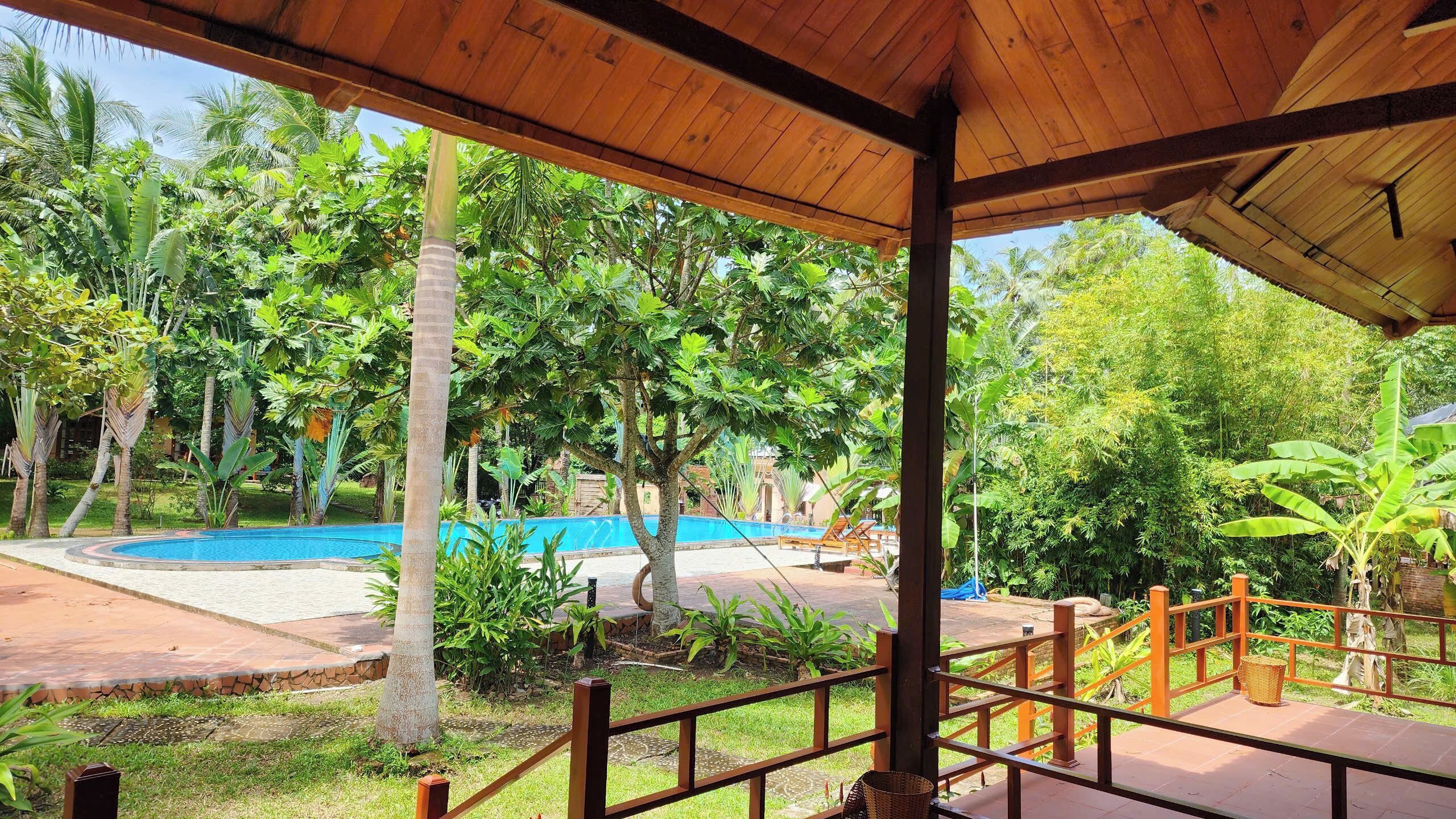 Una piscina al aire libre