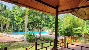 Una piscina al aire libre