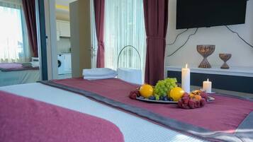 Apartamento, 1 habitación, balcón, vistas al mar | Cortinas opacas, wifi gratis, ropa de cama