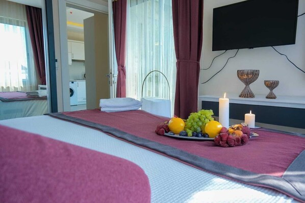 Leilighet, 1 soverom, balkong, sjøutsikt | Blendingsgardiner, wi-fi (inkludert) og sengetøy