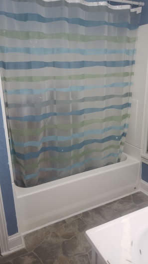 Toallas, jabón, papel de baño