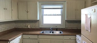 Small, clean, 1-bedroom house.  2 blocks from Theda Care Medical Center.