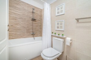 Een douche, handdoeken