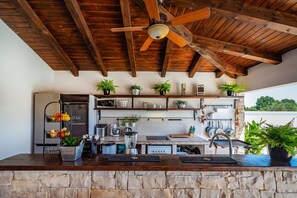 Mikrobølgeovn, oppvaskmaskin, kaffetrakter/tekoker og kjøkkenutstyr