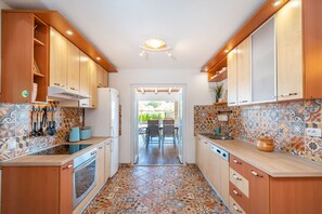 Micro-ondes, lave-vaisselle, cafetière/bouilloire