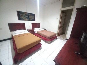 Twin Room | Desk, free WiFi